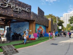 タイ＿パタヤ＿プラタムナックヒル（Phratamnak）＿カフェ＿3 Mermaids Cafe Pattaya วิวสุดปังนั่งถ่ายรูปกับนางเงือก＿タイランドピックス